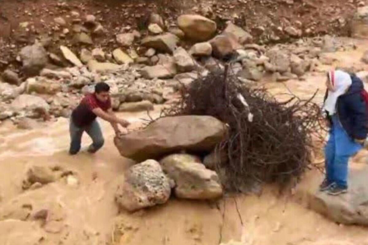 لحظه نجات دانش آموز دختر از سیلاب توسط معلم فداکار کوهرنگی| واکنش وزير آموزش و پرورش به اقدام پسندیده فرید محمودی