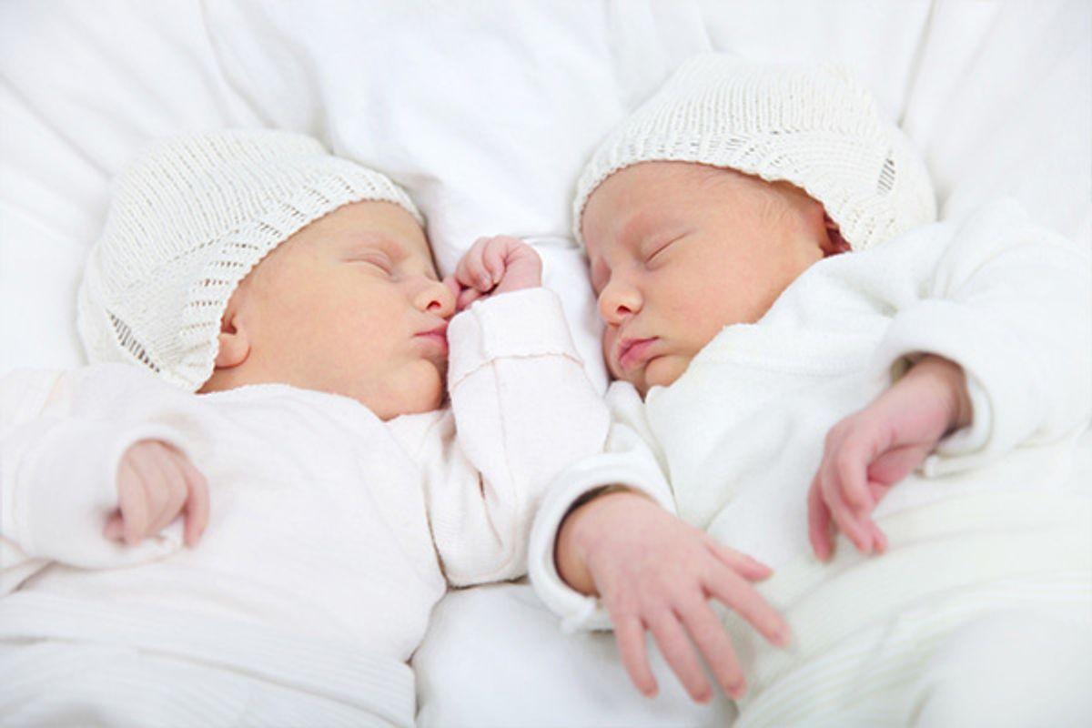 دوقلوهای سقط شده در سردخانه زنده شدند! | کفن پیچ شدن دو نوزاد دوقلوی زنده