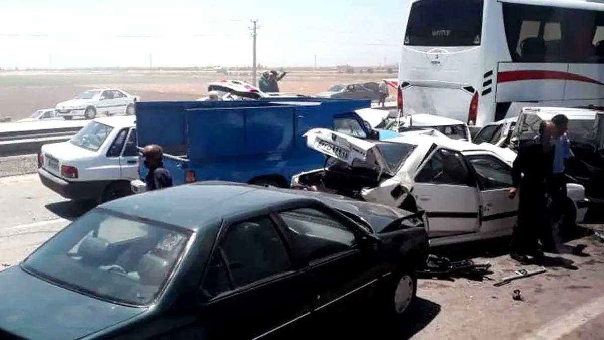 تصادف زنجیره‌ ای بیش از 100 خودرو در یک بزرگراه| این حادثه ۹ نفر مجروح برجای گذاشت+ویدئو
