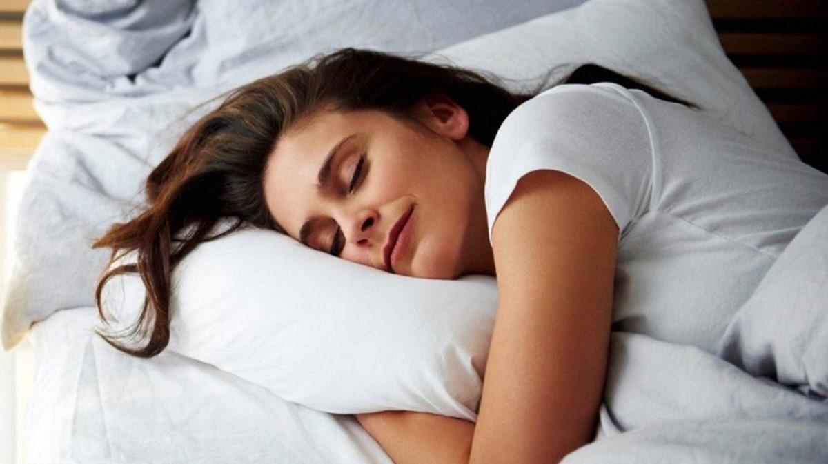 چگونه در شب های گرم تابستان راحت بخوابیم؟ | 10 نکته طلایی برای بخواب راحت در تابستان