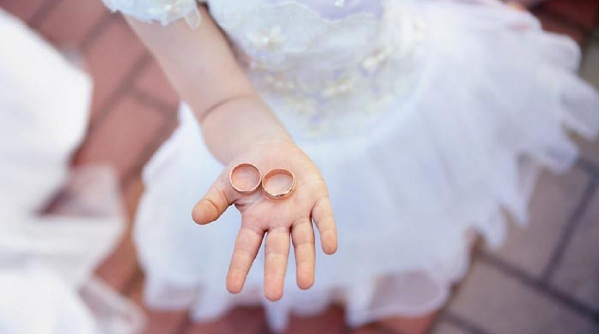 بازداشت زن آرایشگر به دلیل تبلیغ کودک همسری| این آرایشگر برای تبلیغ نمونه عروس از یک دختربچه استفاده کرد