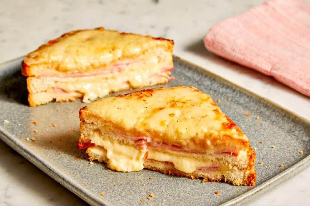 طرز تهیه ساندویچ فرانسوی | ساندویچ خوشمزه کروک موسیو با ترکیب جادویی ژامبون، تست و پنیر