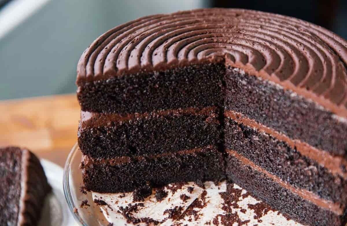 طرز تهیه کیک شکلاتی خیس به روش ساده | این کیک خوشمزه را با بافتی نرم و اسفنجی درست کنید