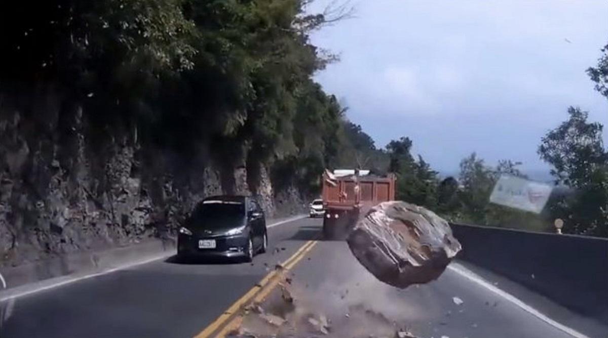 سقوط تخته سنگ بر روی خودروها | ویدئوی وحشتناک از لحظه ریزش سنگ در جاده و نابودی ماشین ها