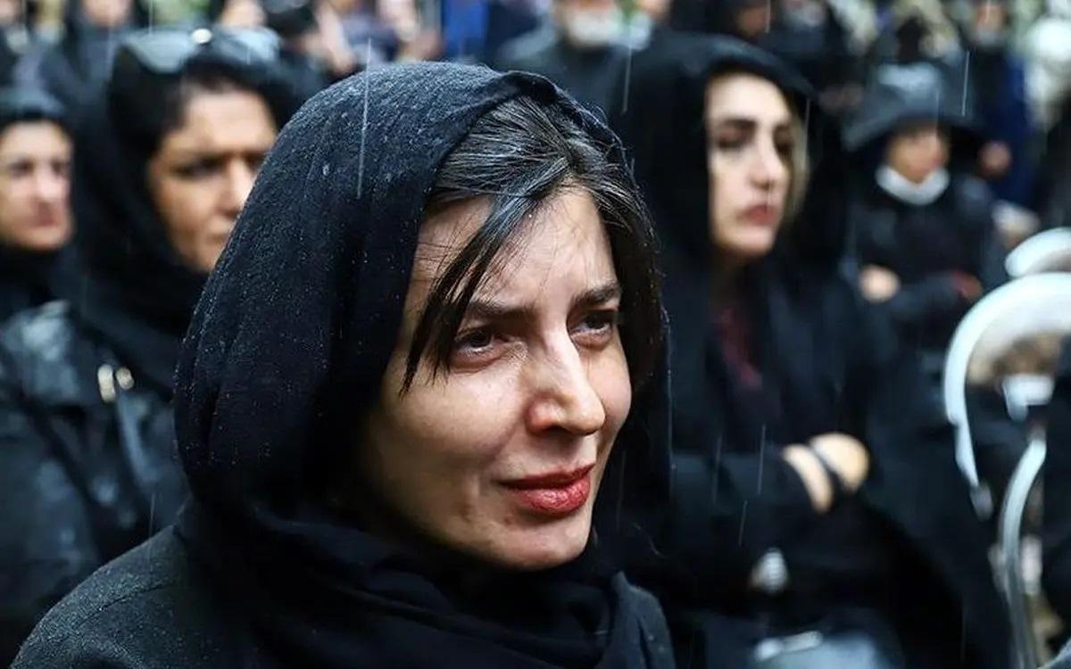 غم و اندوه لیلا حاتمی در مراسم خاکسپاری مادرش| پیکر زری خوشکام در جوار علی حاتمی آرام گرفت