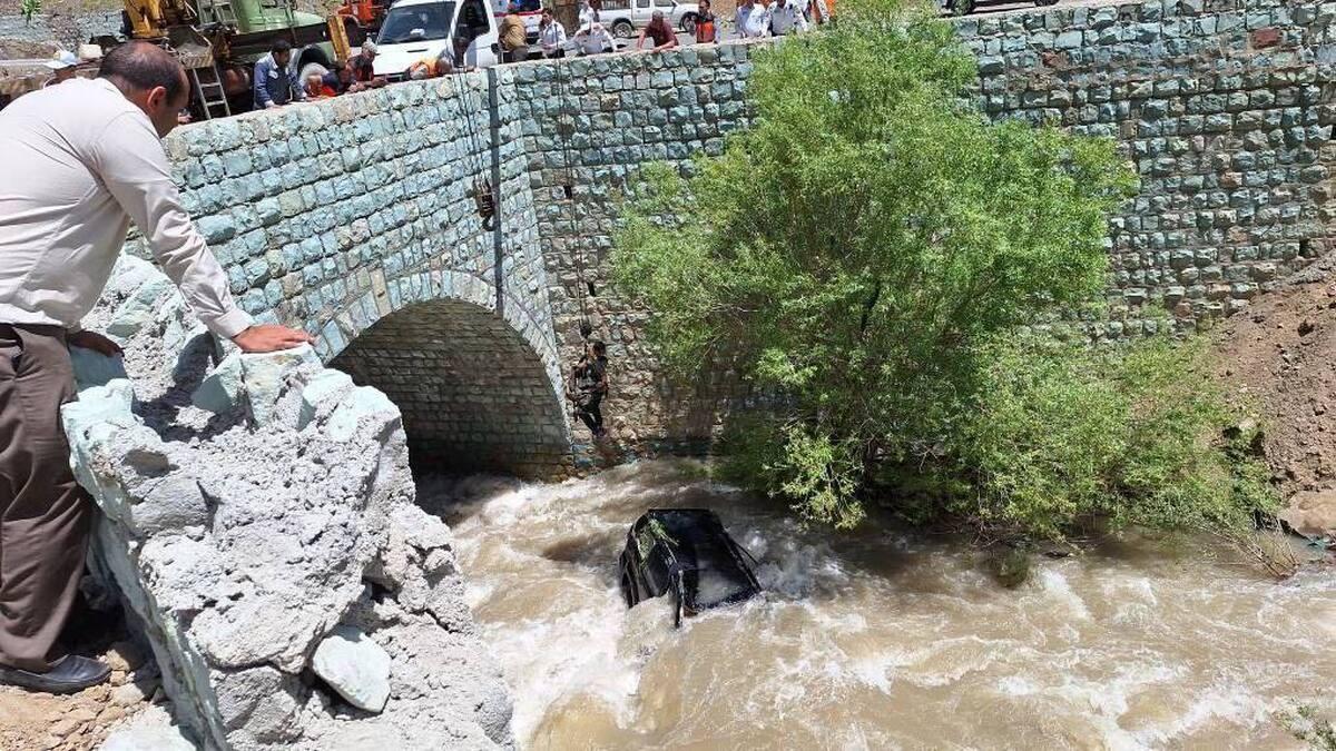 لحظه سقوط پرادو داخل رودخانه کرج | نجات سرنشینان خودرو از غرق شدگی