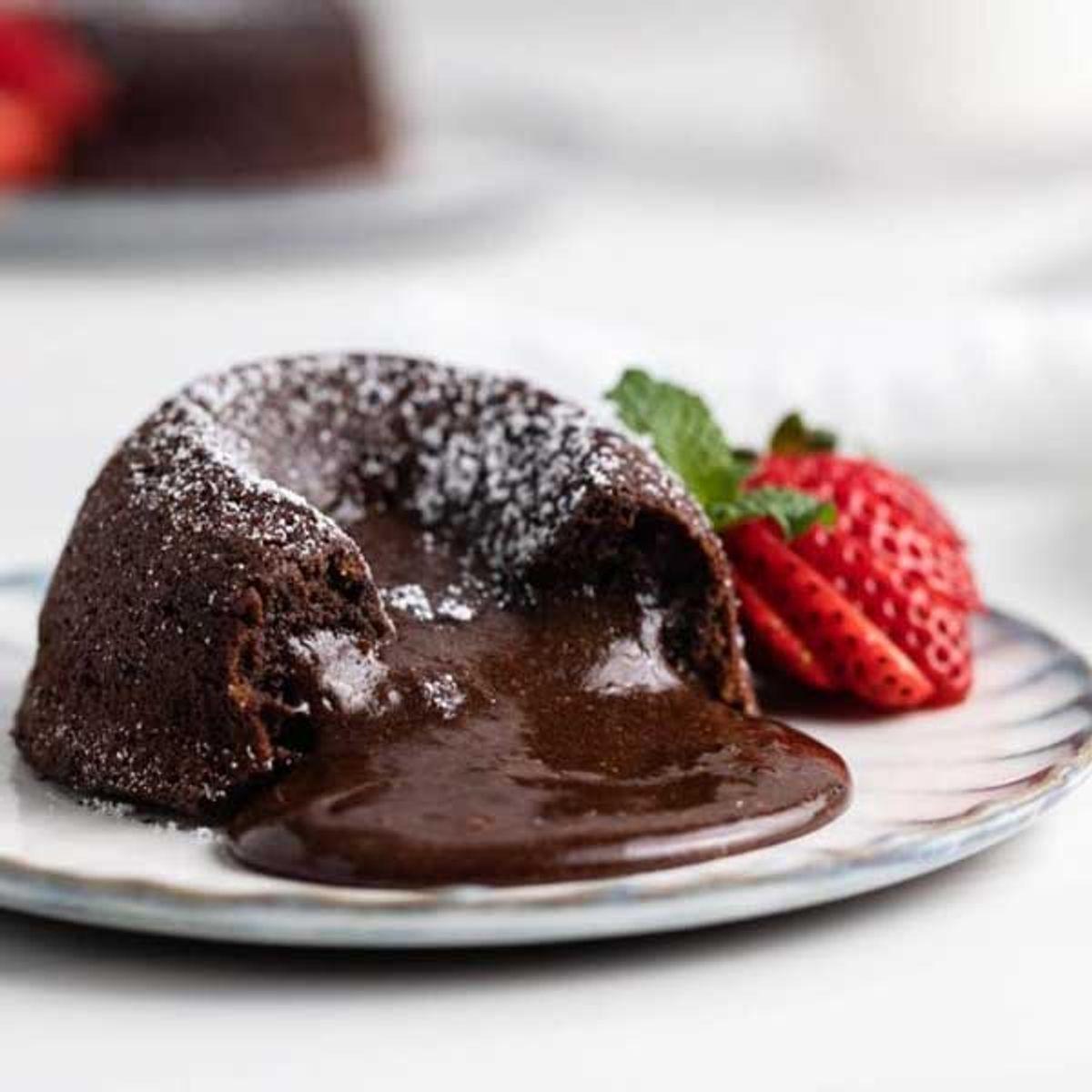 طرز تهیه کیک گدازه شکلاتی | ترفند پف دار کردن و خوشمزه شدن کیک شکلاتی