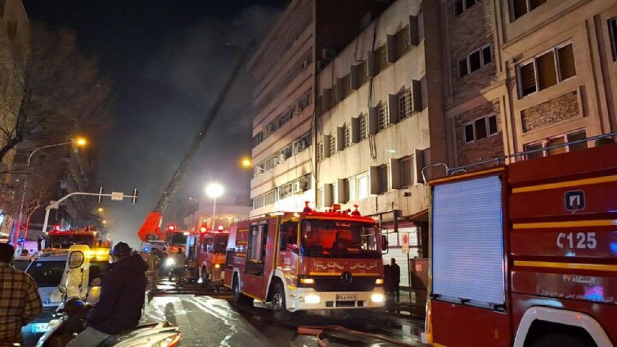 آتش سوزی شدید در خیابان ایرانشهر تهران | انبار کاغذ در آتش سوخت +ویدئو