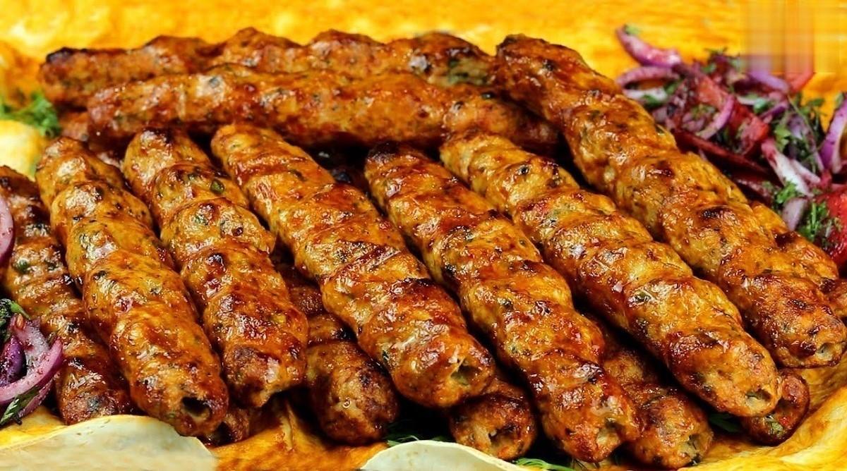 طرز تهیه کباب کوبیده مرغ با فر | طعم این کباب کوبیده عربی را یکبار امتحان کنید+ویدئو