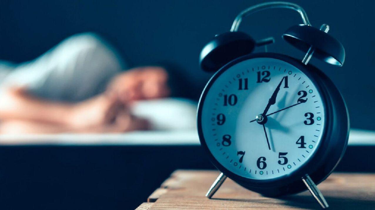 چطور خوابمان را تنظیم کنیم ؟ | تنظیم خواب با راهکارهای آقای هوبرمن