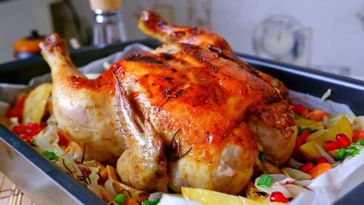 دستور پخت مرغ در دل طبیعت| عجیب ترین روش پخت مرغ با پیچ و میخ و سنگ