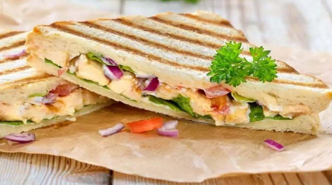 طرز تهیه ساندویچ مرغ و قارچ| این میان وعده ساده و ارزان با این روش درست کنید+ویدئو