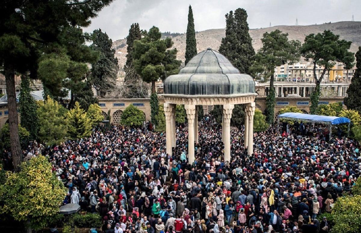 لحظه‌ تحویل سال ۱۴۰۳ در حافظیه شیراز| شور و شعف مردم با آهنگ شاد+ویدئو