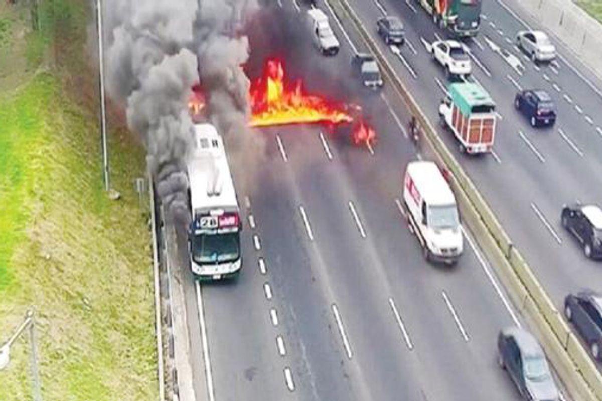 اتوبوس پر از مسافر در حین حرکت آتش گرفت | ویدئوی وحشتناک آتش گرفتن یک اتوبوس در خیابان